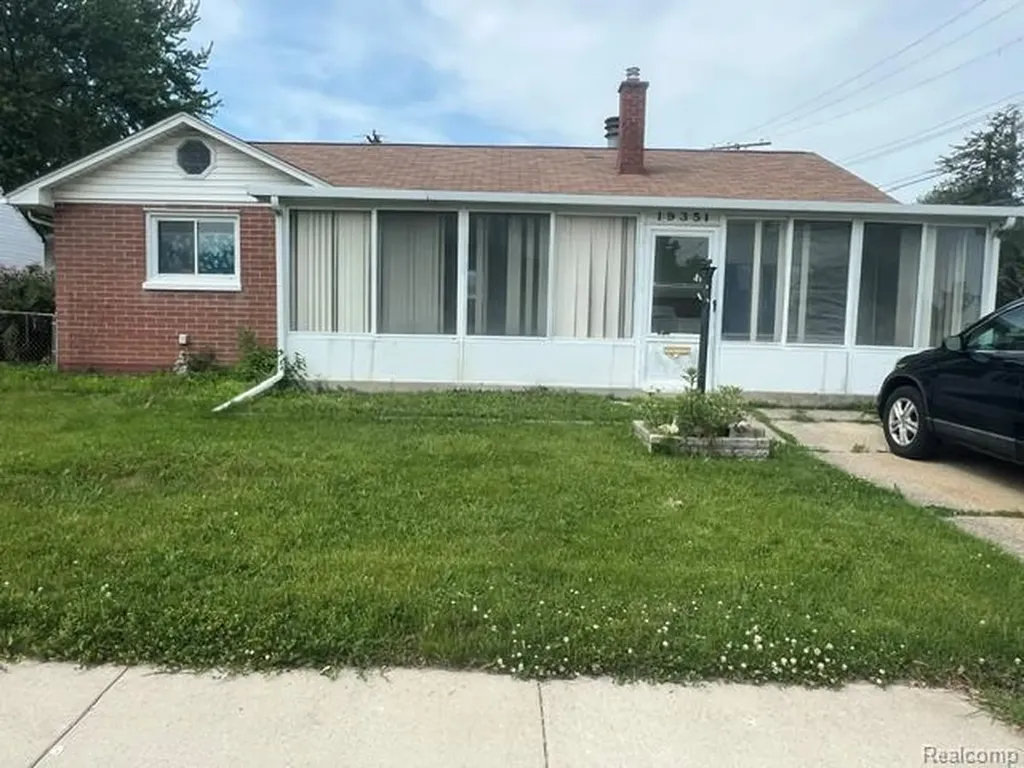 19351 Eastland Street Roseville City MI 48066