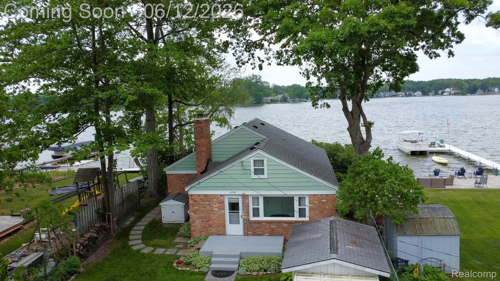 8691 Cooley Lake Road Commerce Charter Township MI 48382