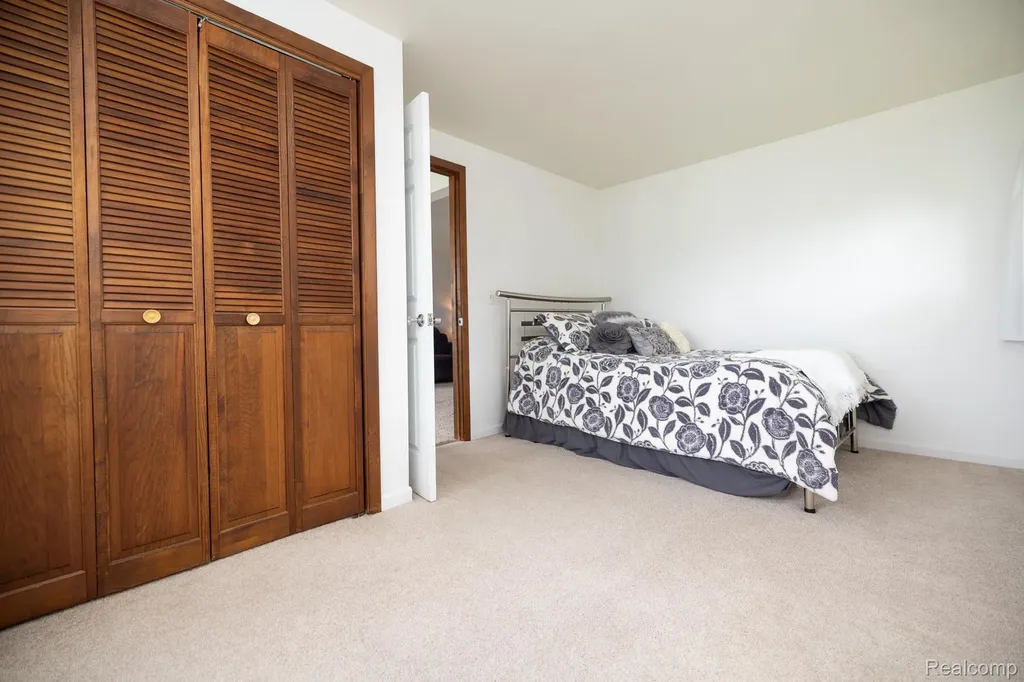 8691 Cooley Lake Road Commerce Charter Township MI 48382