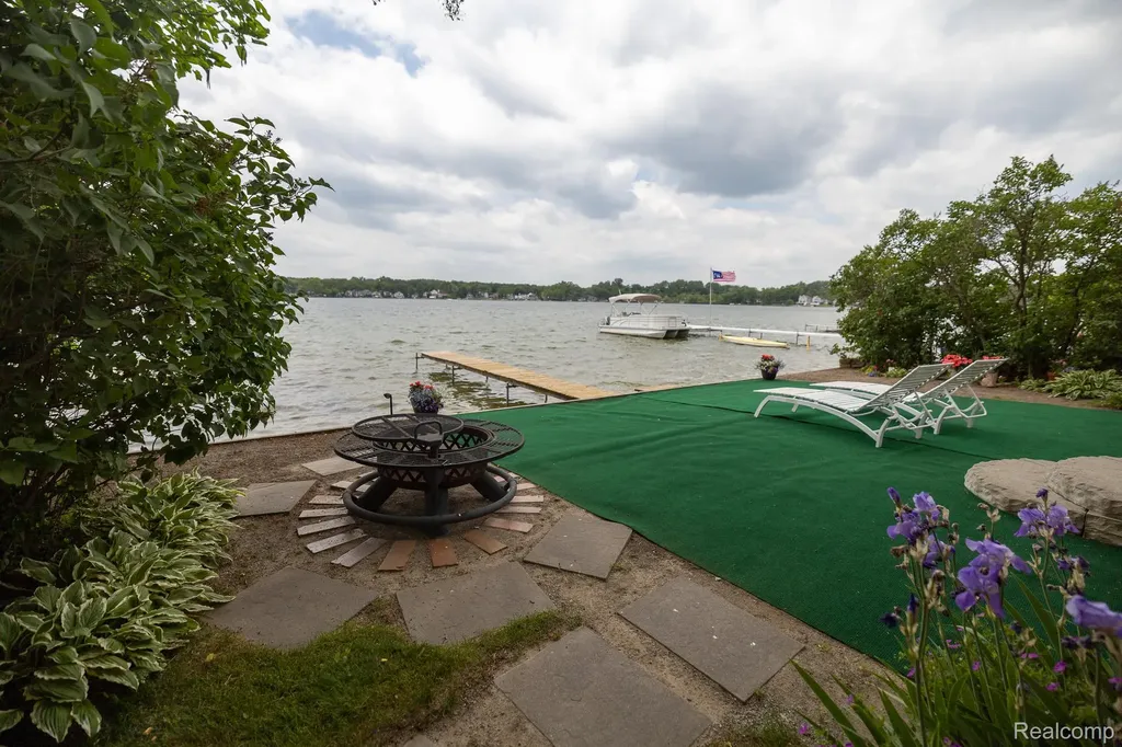 8691 Cooley Lake Road Commerce Charter Township MI 48382