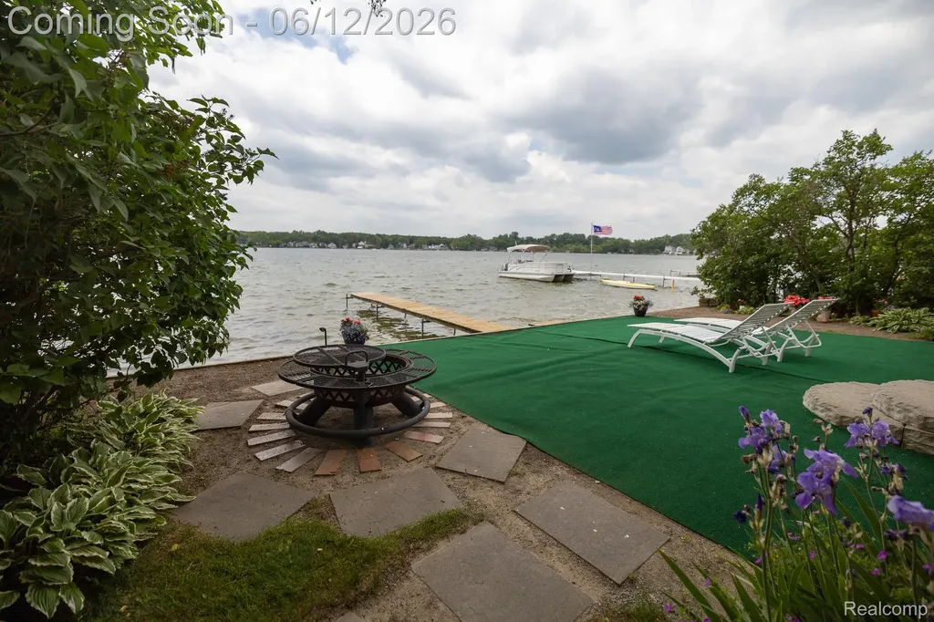 8691 Cooley Lake Road Commerce Charter Township MI 48382