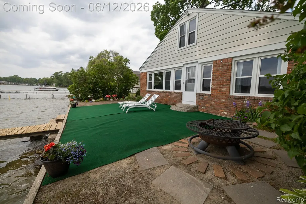 8691 Cooley Lake Road Commerce Charter Township MI 48382