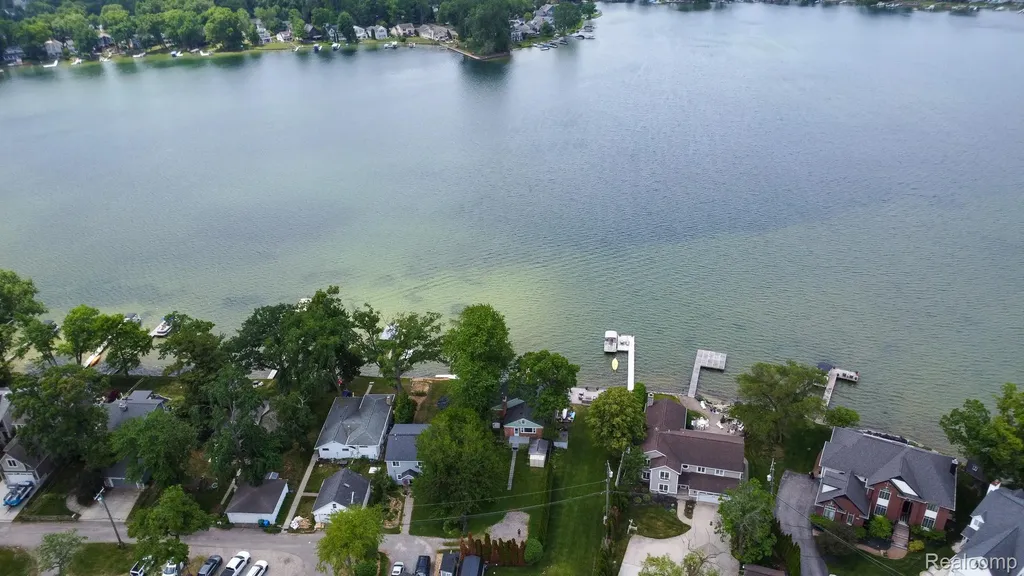 8691 Cooley Lake Road Commerce Charter Township MI 48382