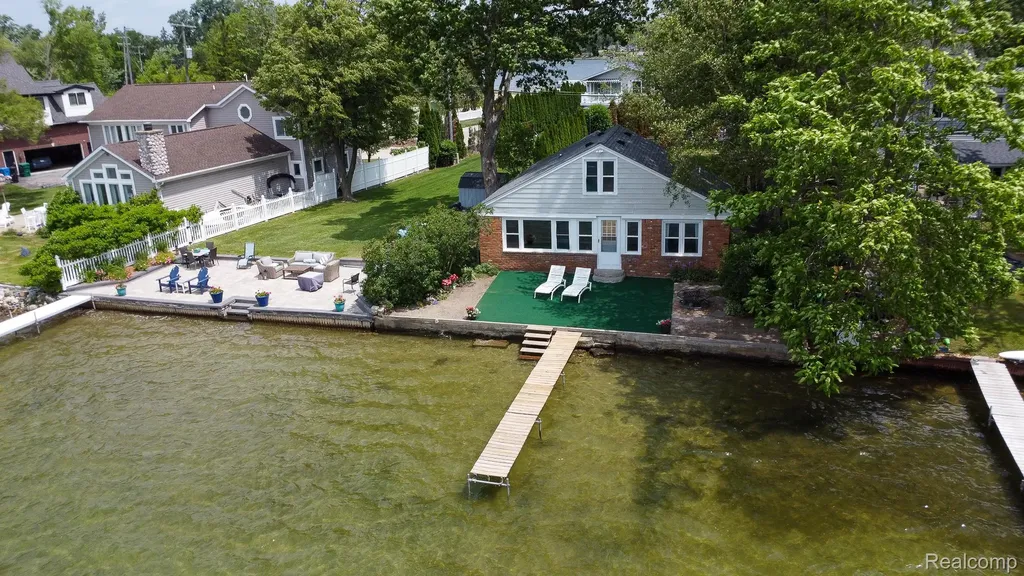 8691 Cooley Lake Road Commerce Charter Township MI 48382