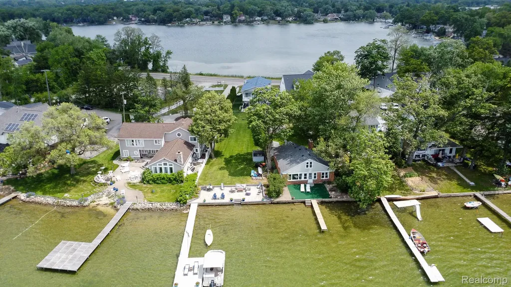 8691 Cooley Lake Road Commerce Charter Township MI 48382