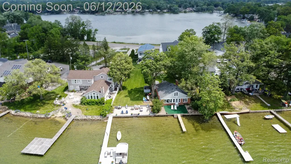 8691 Cooley Lake Road Commerce Charter Township MI 48382