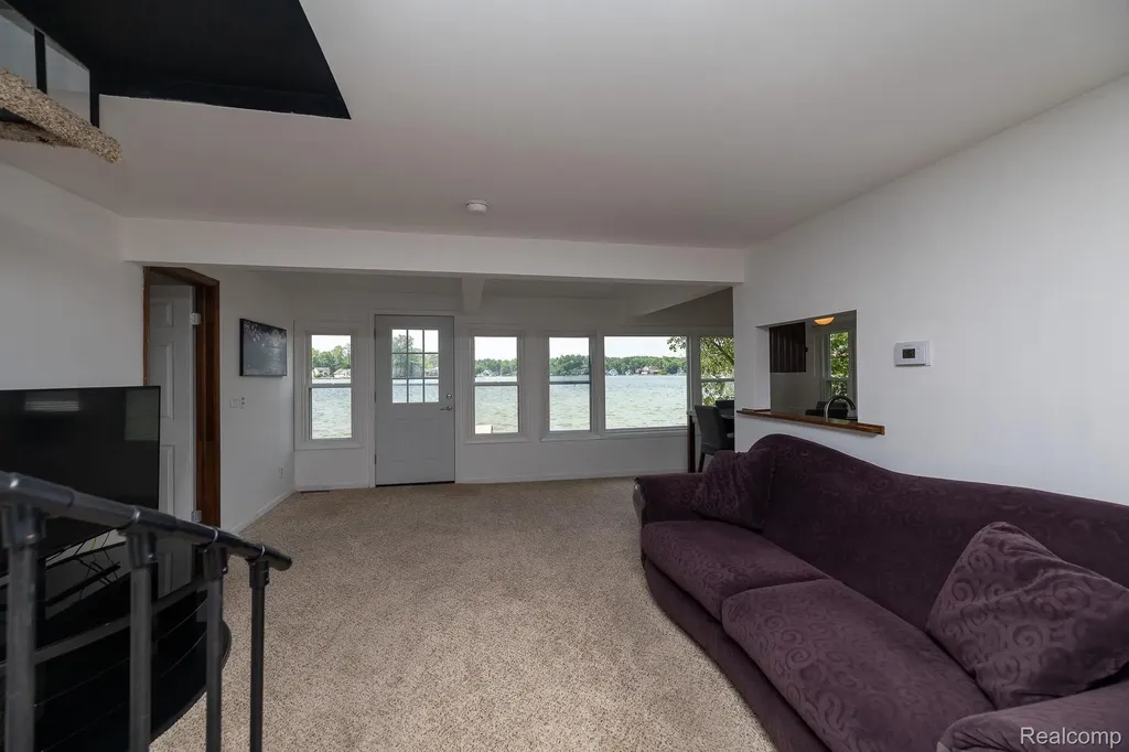 8691 Cooley Lake Road Commerce Charter Township MI 48382