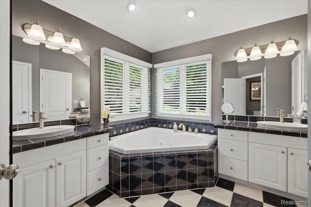 10005 Creekwood Trail Springfield Charter Township MI 48350