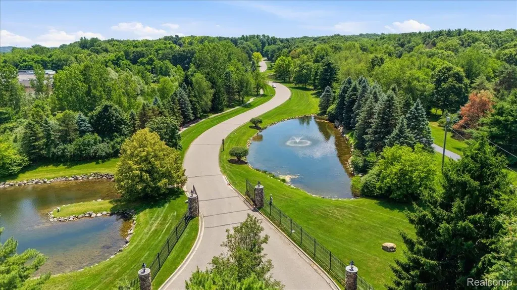10005 Creekwood Trail Springfield Charter Township MI 48350