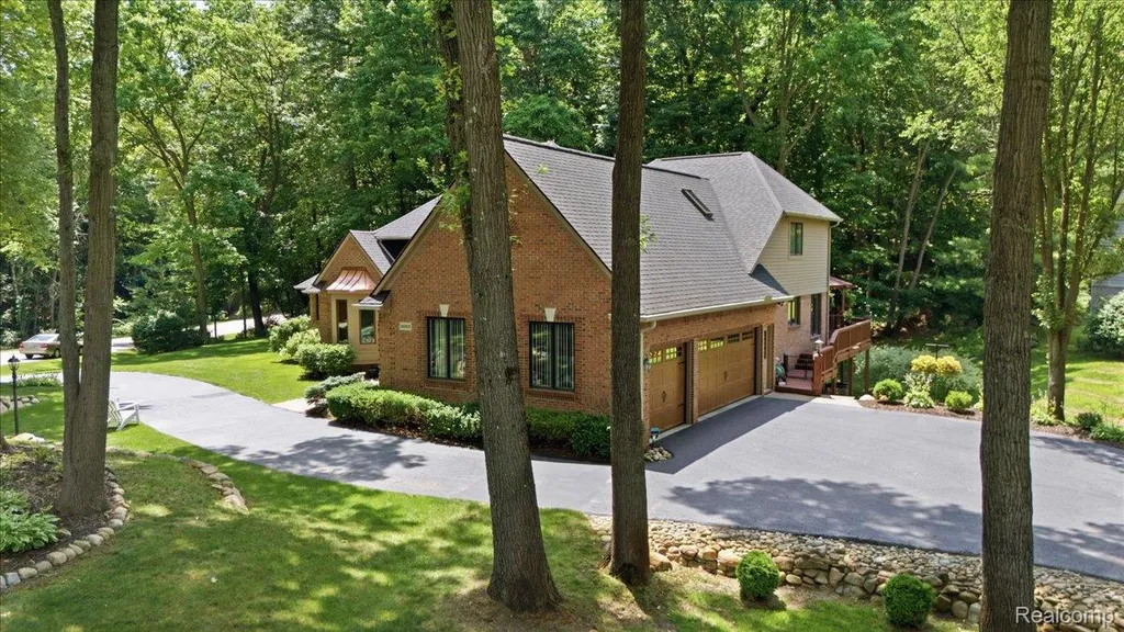 10005 Creekwood Trail Springfield Charter Township MI 48350