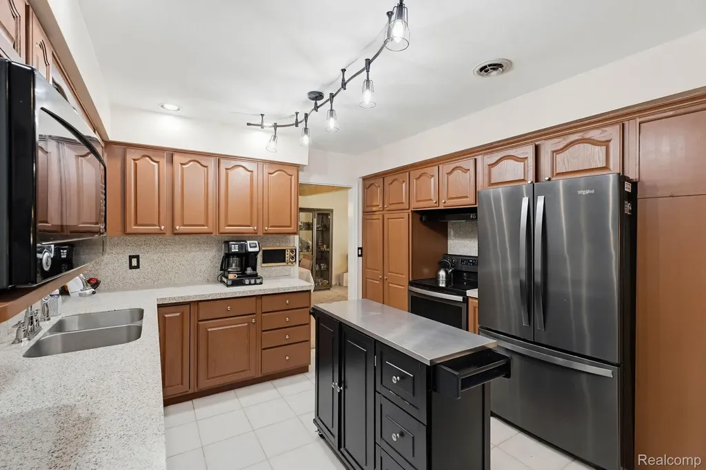 36521 Gloucester Drive Clinton Charter Township MI 48035