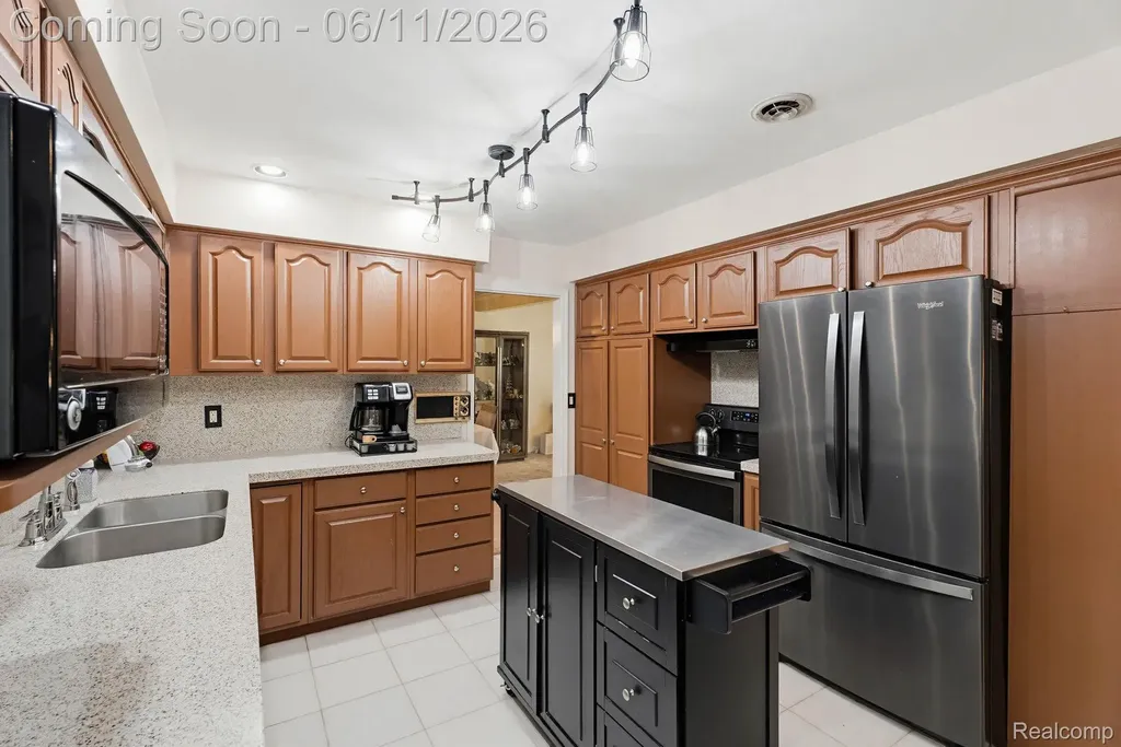 36521 Gloucester Drive Clinton Charter Township MI 48035