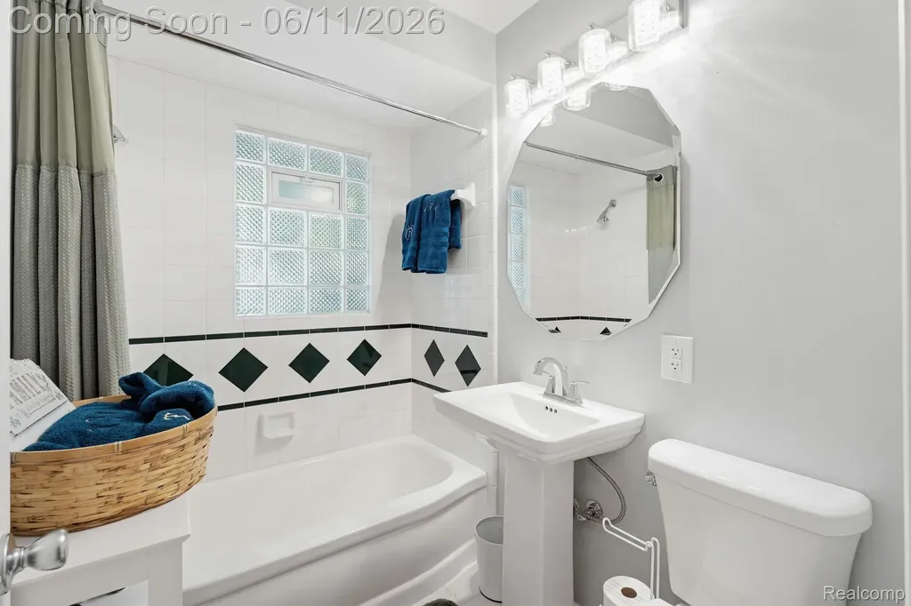 36521 Gloucester Drive Clinton Charter Township MI 48035