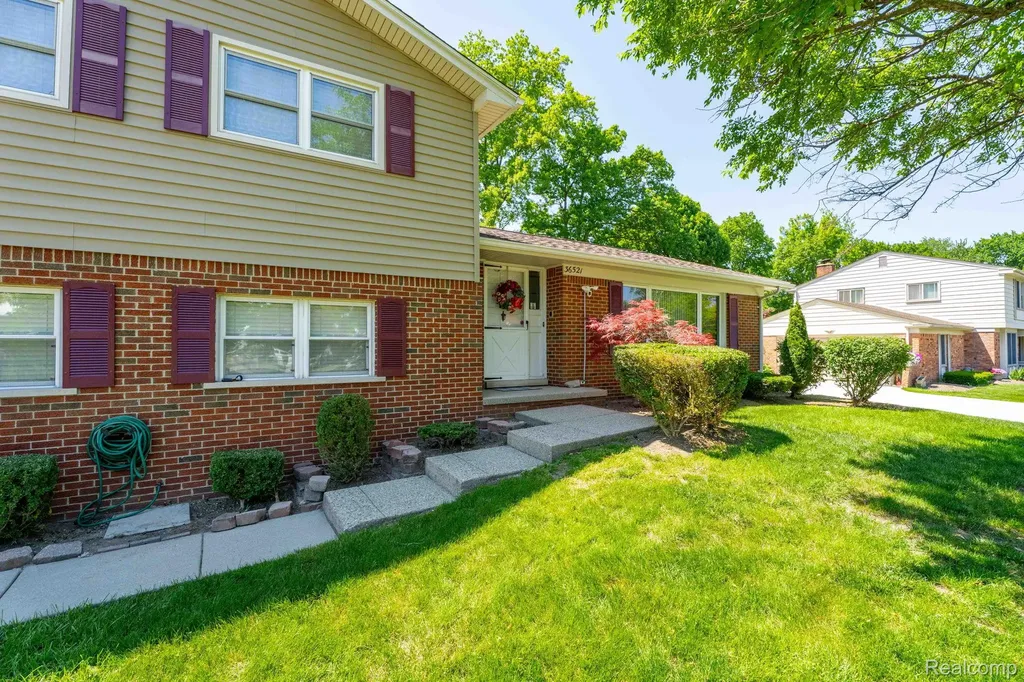 36521 Gloucester Drive Clinton Charter Township MI 48035