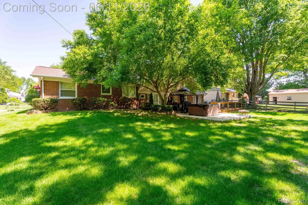 36521 Gloucester Drive Clinton Charter Township MI 48035