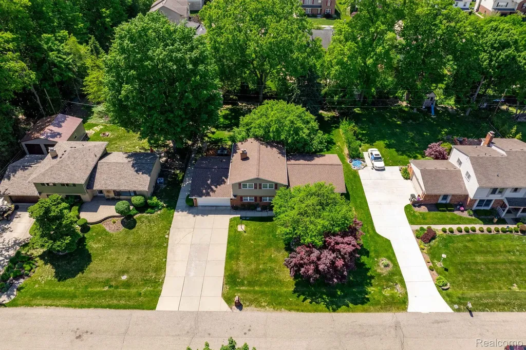 36521 Gloucester Drive Clinton Charter Township MI 48035