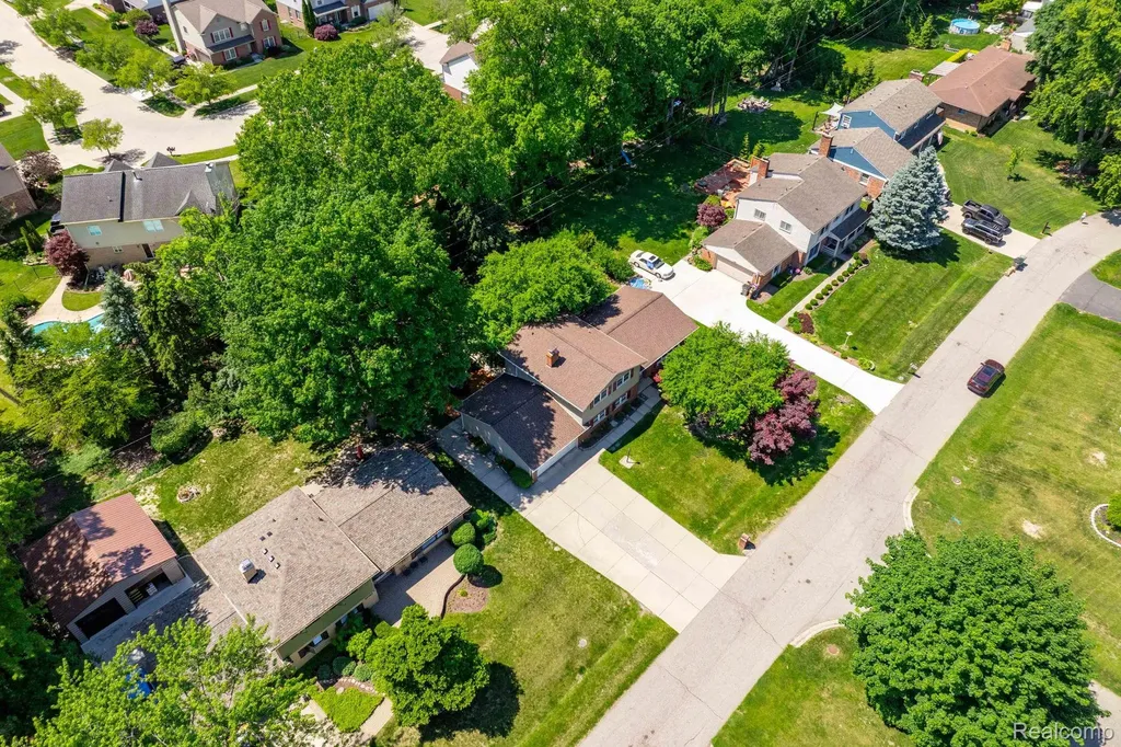 36521 Gloucester Drive Clinton Charter Township MI 48035