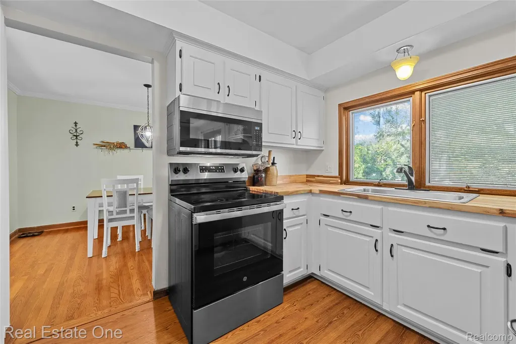 4931 Calvert Drive Troy City MI 48085