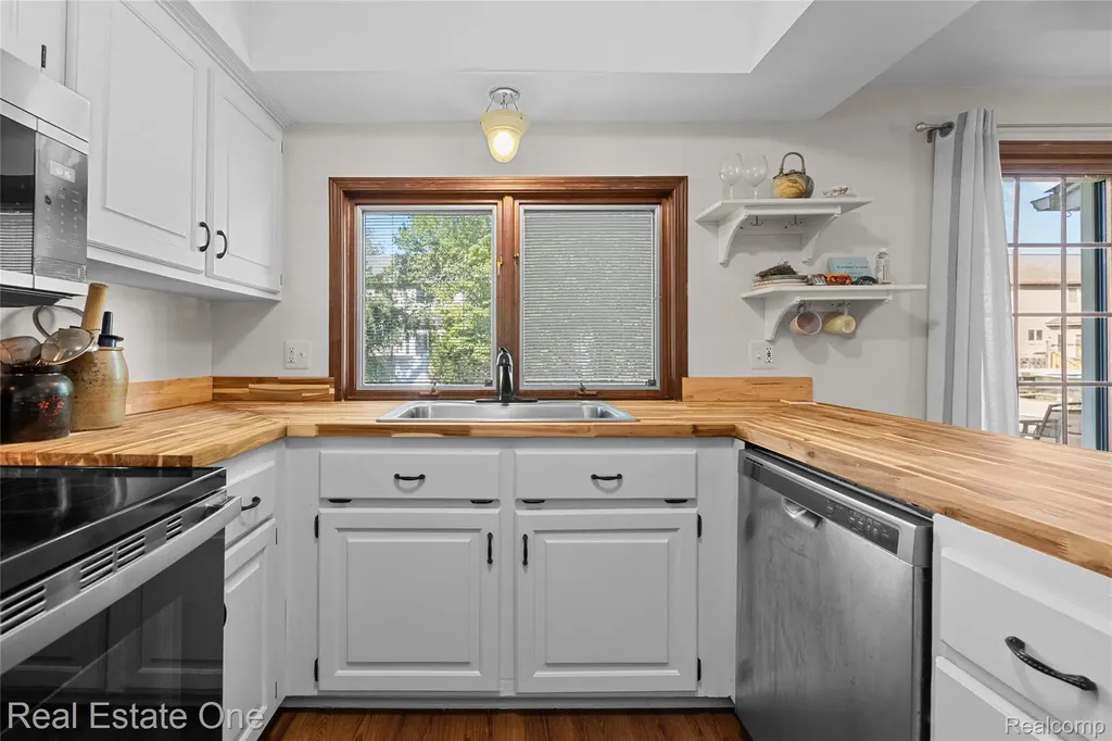 4931 Calvert Drive Troy City MI 48085