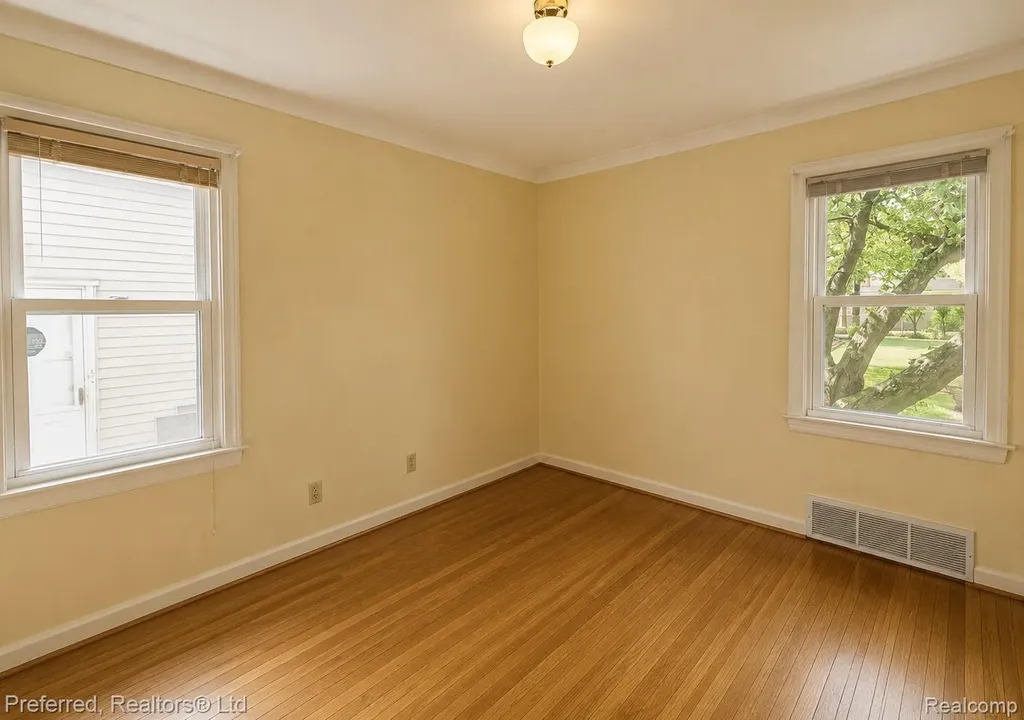 24353 Dartmouth Street Dearborn Heights City MI 48125