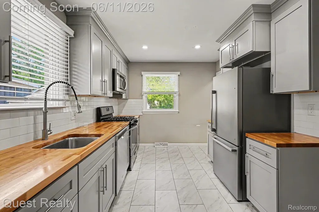 6736 Cloverton Drive Waterford Charter Township MI 48329