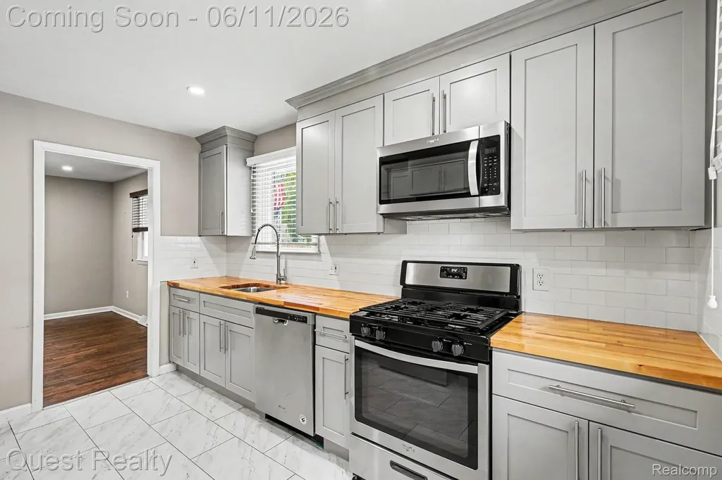 6736 Cloverton Drive Waterford Charter Township MI 48329