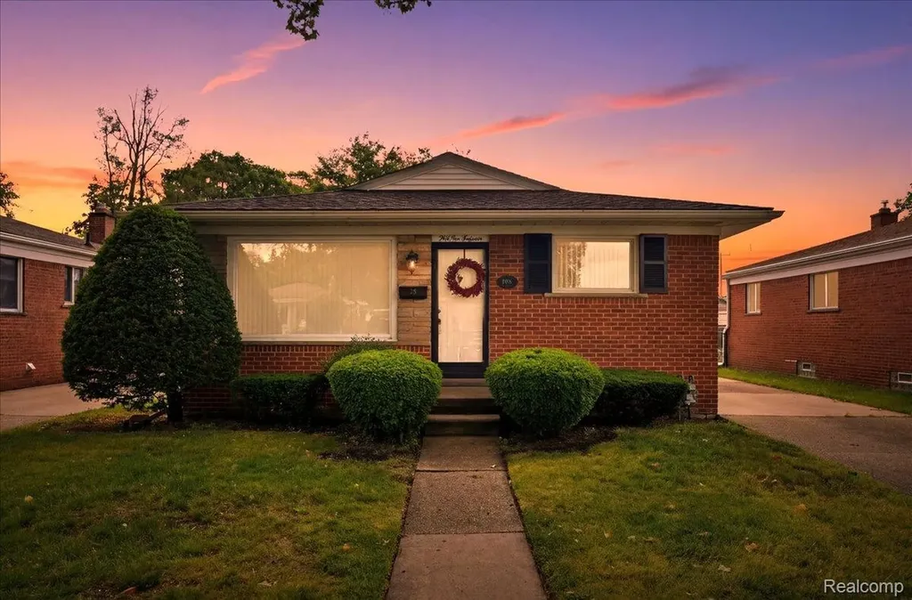 5918 N Lafayette Street Dearborn Heights City MI 48127
