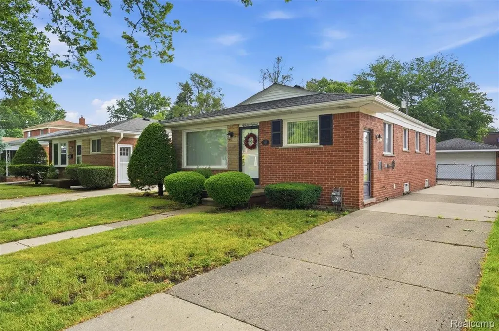 5918 N Lafayette Street Dearborn Heights City MI 48127
