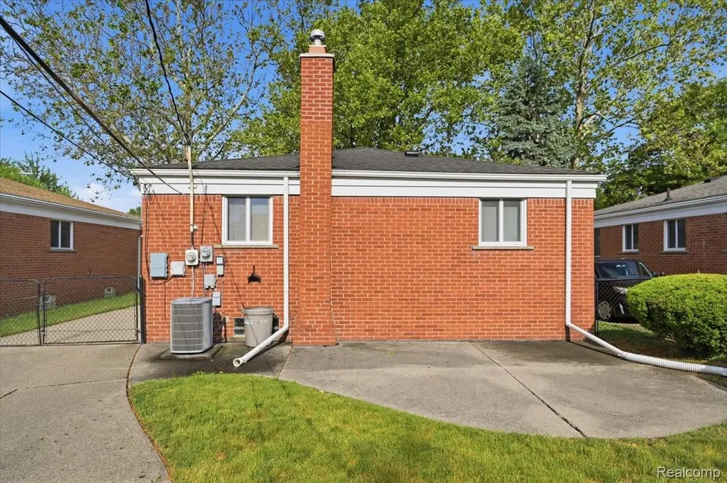 5918 N Lafayette Street Dearborn Heights City MI 48127