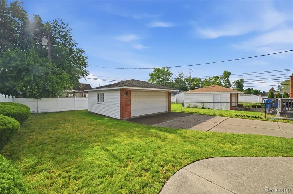 5918 N Lafayette Street Dearborn Heights City MI 48127