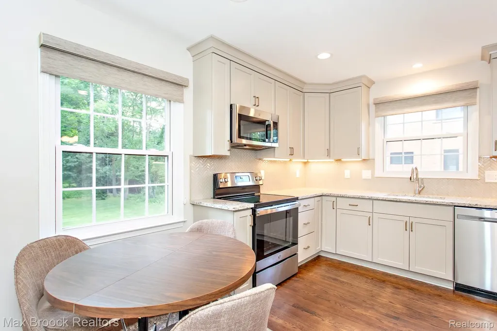 25830 Berkley Avenue Huntington Woods City MI 48070