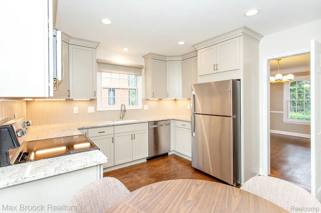 25830 Berkley Avenue Huntington Woods City MI 48070