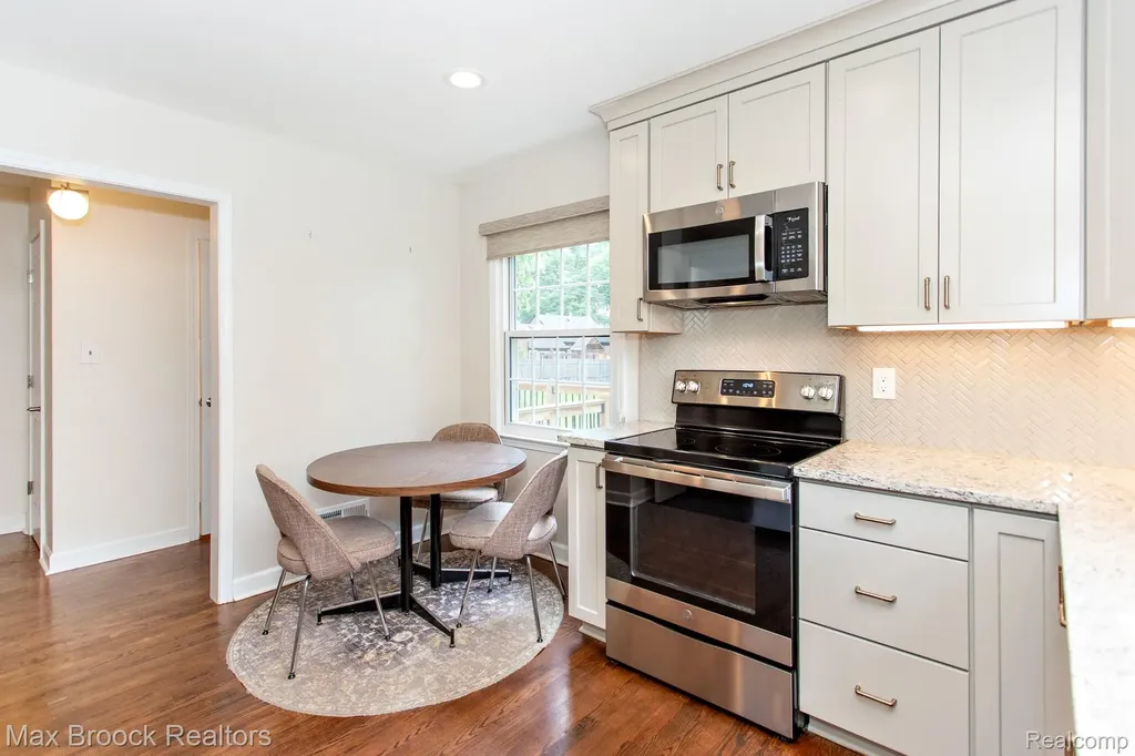 25830 Berkley Avenue Huntington Woods City MI 48070