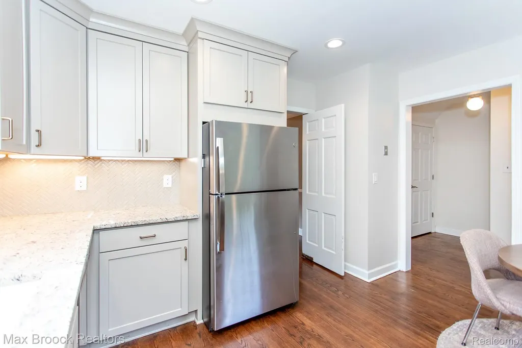25830 Berkley Avenue Huntington Woods City MI 48070