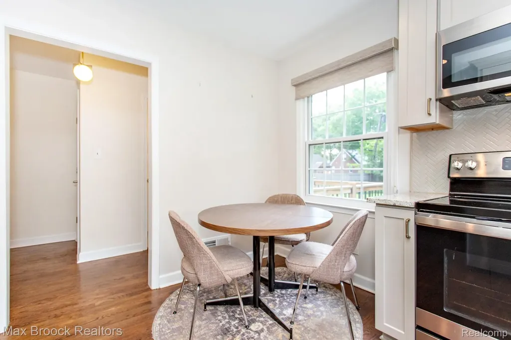 25830 Berkley Avenue Huntington Woods City MI 48070