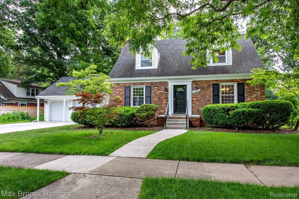 25830 Berkley Avenue Huntington Woods City MI 48070