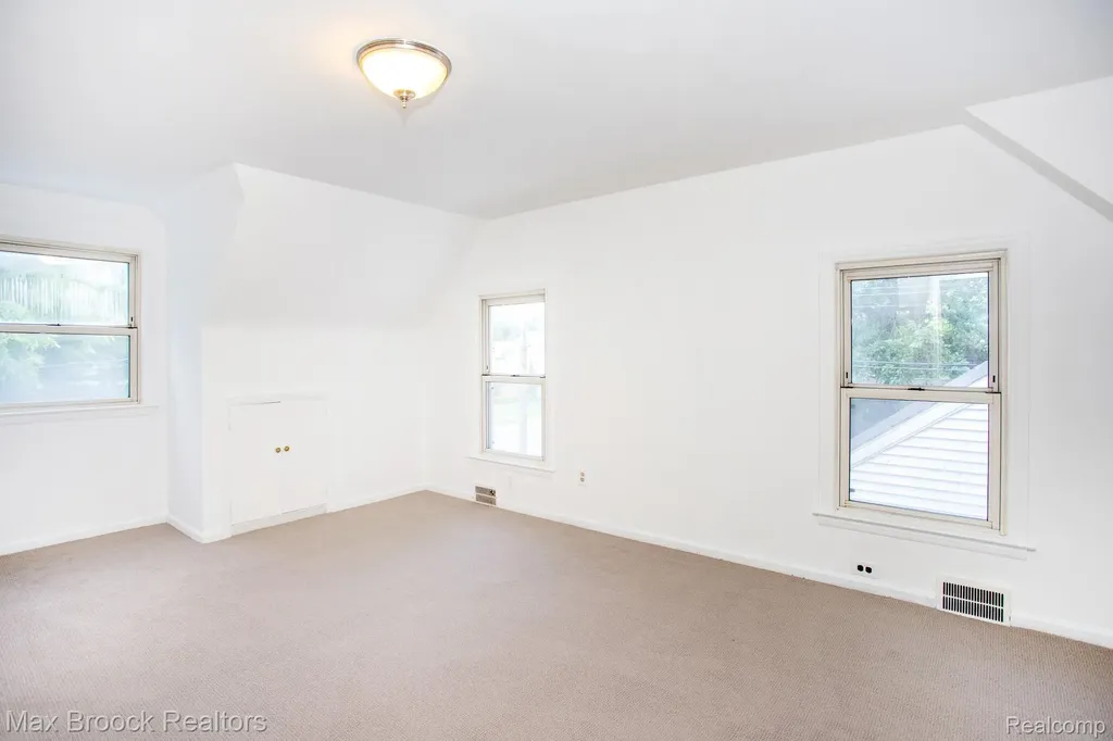 25830 Berkley Avenue Huntington Woods City MI 48070