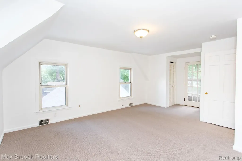25830 Berkley Avenue Huntington Woods City MI 48070