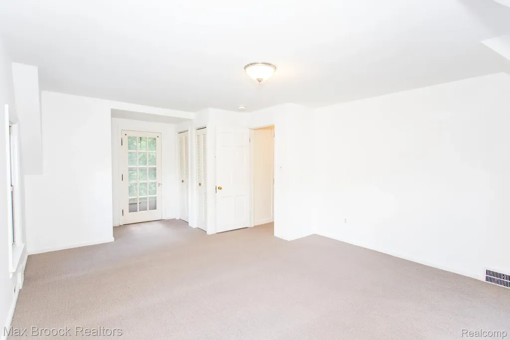 25830 Berkley Avenue Huntington Woods City MI 48070