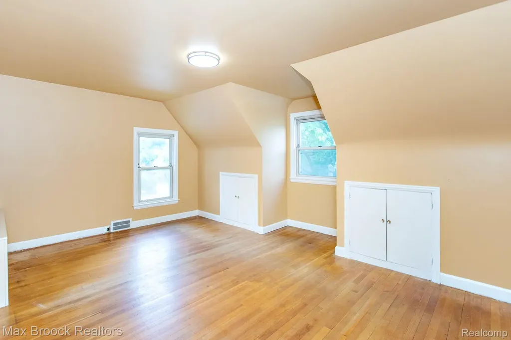25830 Berkley Avenue Huntington Woods City MI 48070
