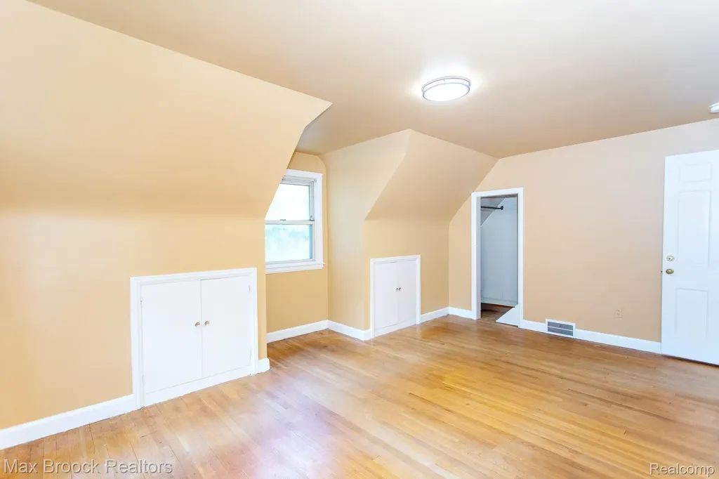 25830 Berkley Avenue Huntington Woods City MI 48070