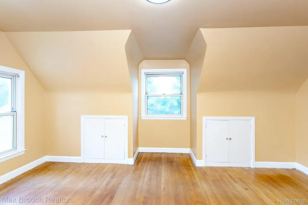 25830 Berkley Avenue Huntington Woods City MI 48070