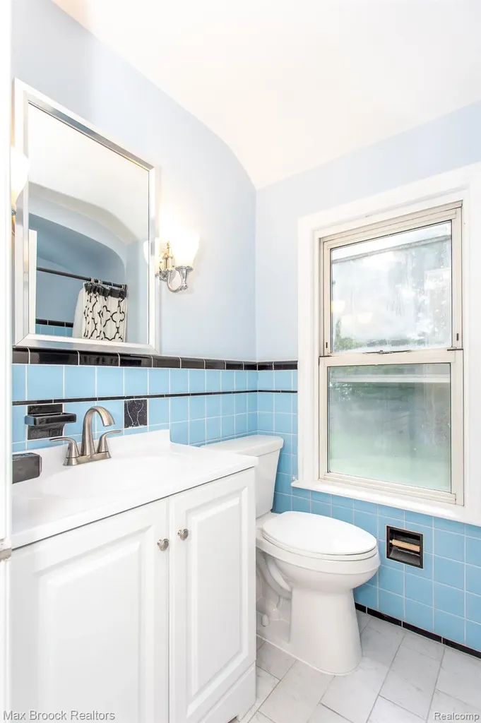 25830 Berkley Avenue Huntington Woods City MI 48070