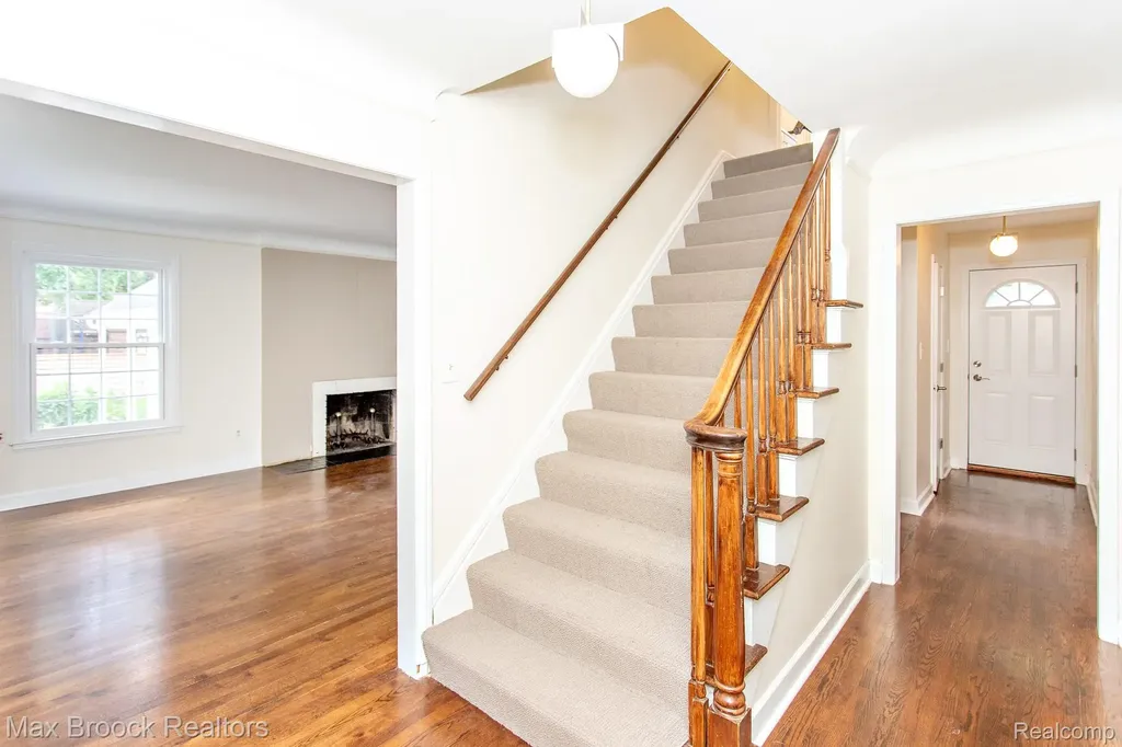 25830 Berkley Avenue Huntington Woods City MI 48070