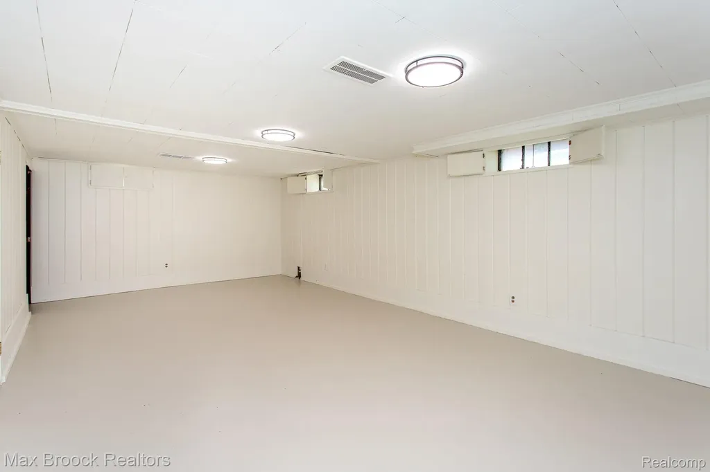 25830 Berkley Avenue Huntington Woods City MI 48070
