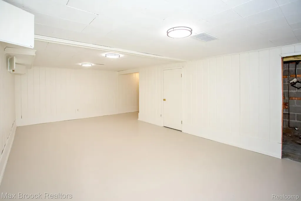 25830 Berkley Avenue Huntington Woods City MI 48070