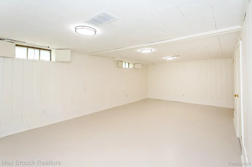 25830 Berkley Avenue Huntington Woods City MI 48070