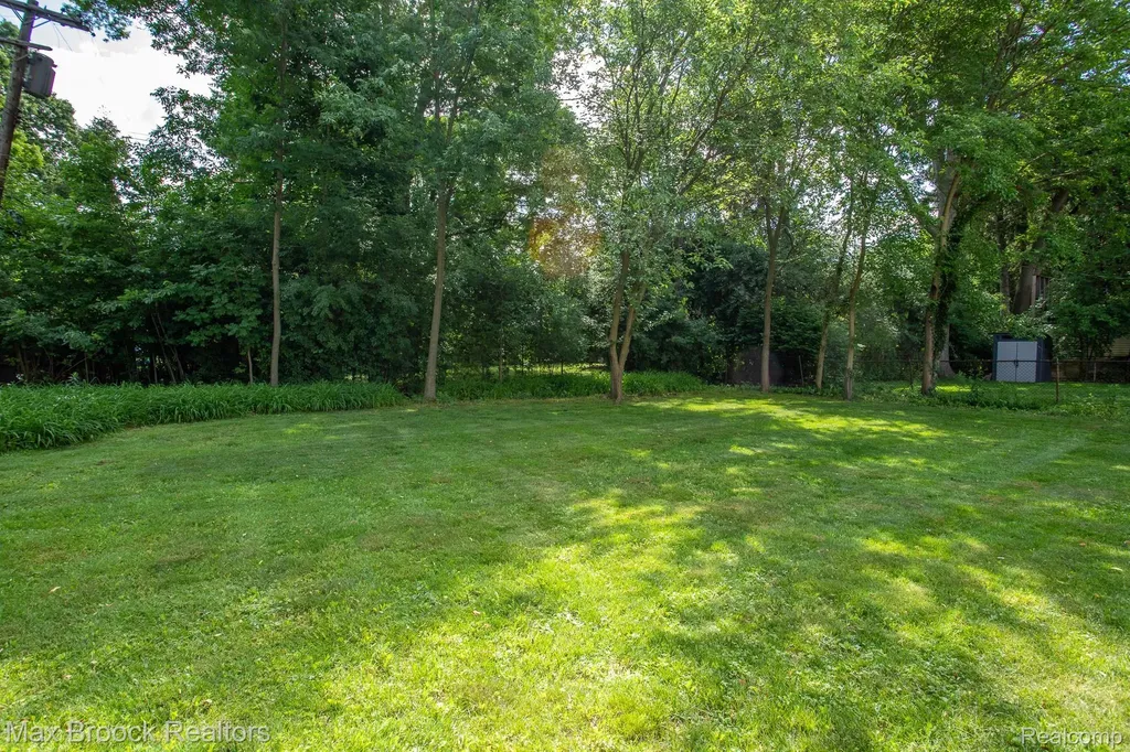 25830 Berkley Avenue Huntington Woods City MI 48070