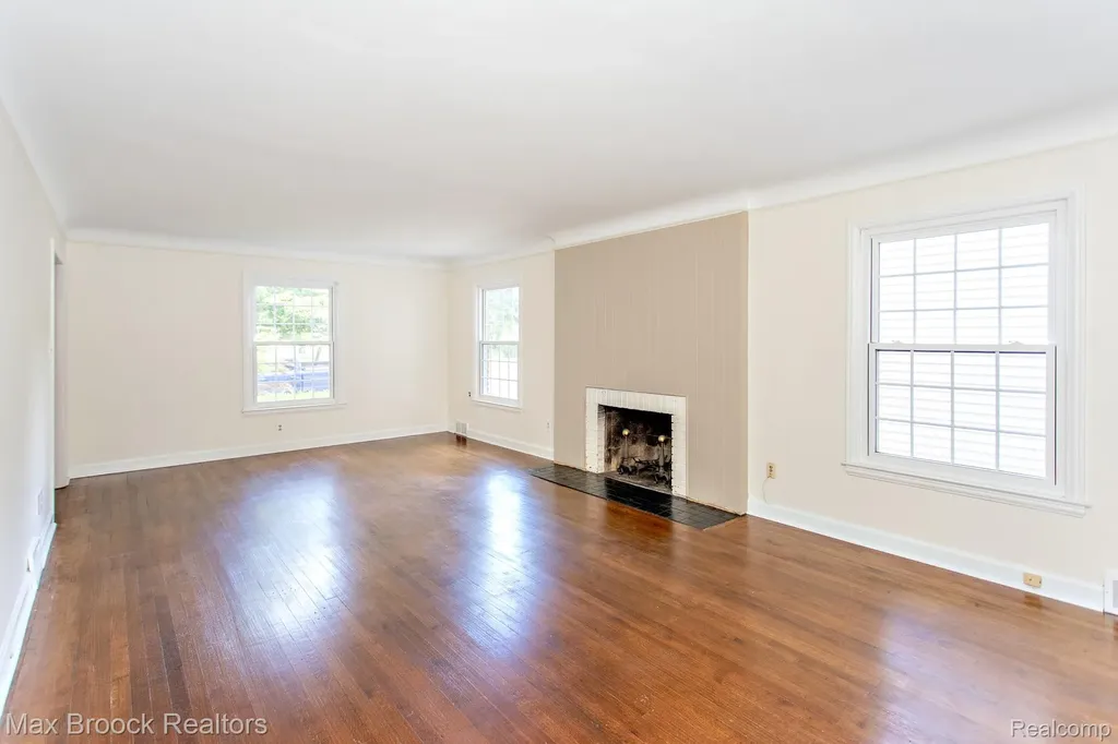 25830 Berkley Avenue Huntington Woods City MI 48070