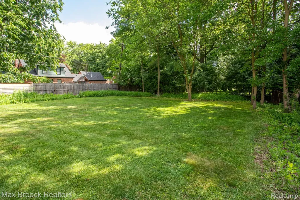 25830 Berkley Avenue Huntington Woods City MI 48070